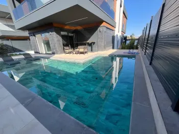 Havuzlu Modern Döşemealtı Özel Villa